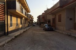 Una strada ancora non asfaltata a Santa Croce Camerina, è la via Cappello che sarà pavimentata a giorni