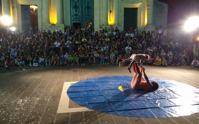 Ha chiuso a Monterosso Almo il festival “Meraviglia!” con gli artisti di strada che hanno conquistato il pubblico