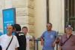 I lavoratori dei cantieri regionali a Pozzallo senza il becco di un quattrino, la protesta dinanzi al municipio diventa durissima