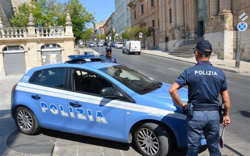 Beccati dalla polizia a ragusa cinque extracomunitari senza permesso ... Polizia soggiorno