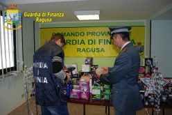 Natale 2015, la Guardia di Finanza sequestra nell’area iblea oltre centomila prodotti contraffatti. Arrivano tutti da negozi i cui titolari sono di etnia cinese