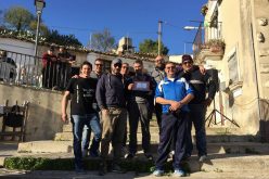 Il sindaco di Giarratana premia gli “Amici ro Cuozzu” che hanno realizzato il miglior presepe vivente d’Italia