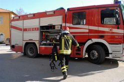 Anziano da solo in casa a Ragusa accusa un malore, i vigili del fuoco entrano nell’abitazione e lo salvano