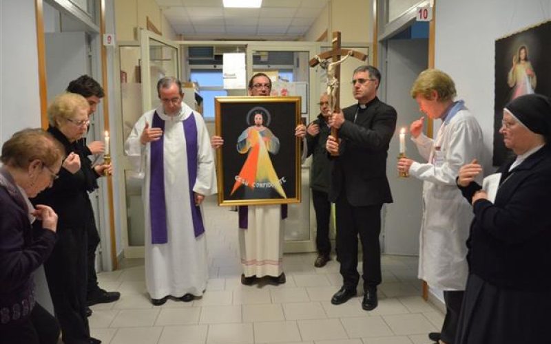 L’arcivescovo di Palermo, mons. Corrado Lorefice, ha chiuso a sorpresa al Paternò Arezzo di Ragusa le iniziative promosse per la Giornata del malato