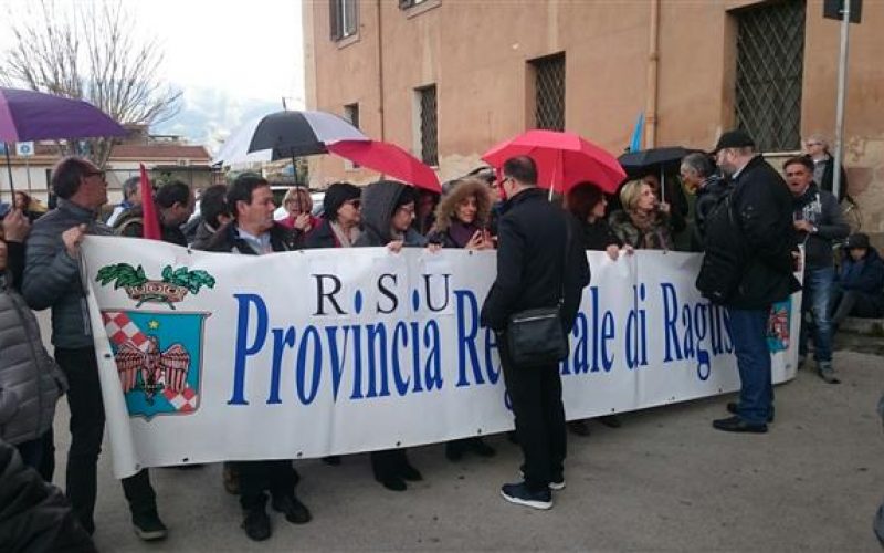 Anche i dipendenti dell’ex Provincia regionale di Ragusa hanno protestato oggi pomeriggio a Palermo dinanzi all’Ars: “La situazione è critica. Fate presto”
