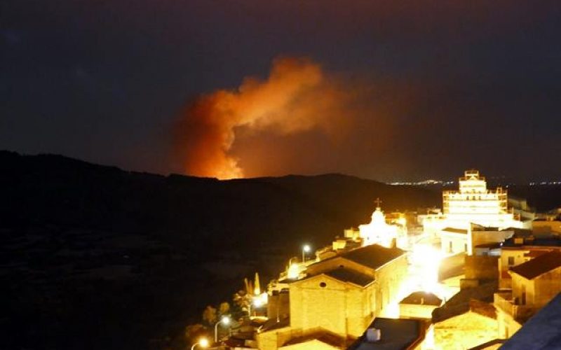 Grosso incendio sul monte Casasia a Monterosso Almo