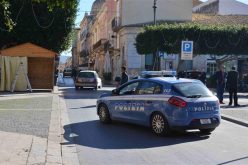 Accompagnato da due poliziotti iblei da Pozzallo a Caltanissetta, migrante riesce a fuggire e poi li accusa di averlo seviziato. Ma non era vero