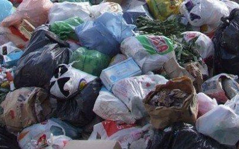 Lascia i rifiuti in via Moro fuori orario, ragusano multato dalla polizia locale