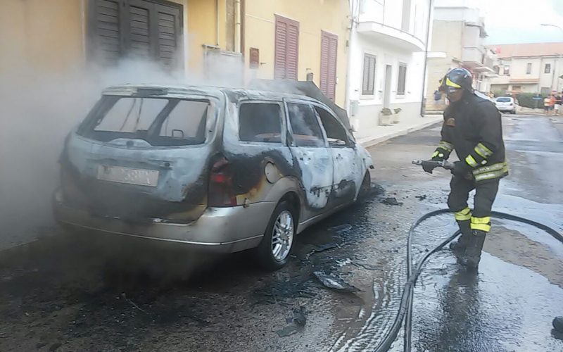 Auto in fiamme ad Acate ma per cause accidentali