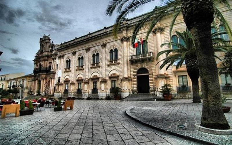 Furto all’ufficio anagrafe di Scicli, porta via 110 euro: denunciato un 18enne