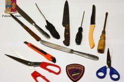 Spegne la tv mentre c’era la partita di calcio, richiedente asilo cerca di accoltellare un “collega”: arrestato dalla polizia di Ragusa