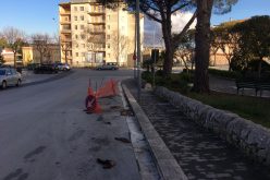 La transenna di via Torricelli a Ragusa, otto mesi di segnalazioni non bastano: ma che ci vuole per toglierla?