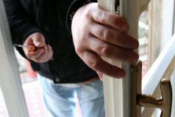 I ladri scorrazzano a Marina di Ragusa, beccato un vittoriese 50enne mentre tentava di sfondare una porta d’ingresso