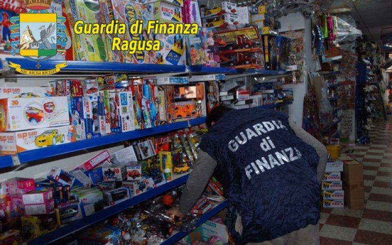 Giocattoli e decorazioni erano contraffatti, sequestrati a Comiso oltre 135mila articoli senza marchio Ce
