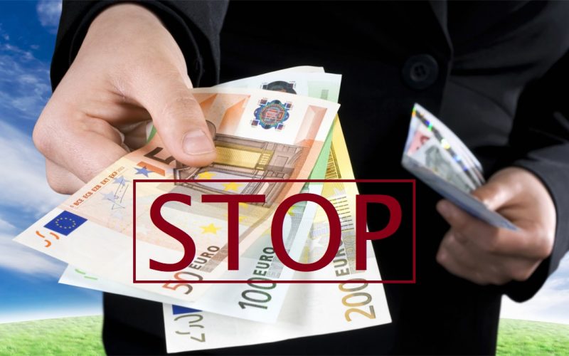 Stop ai contanti per pagare gli stipendi