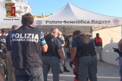 2 scafisti, un egiziano e un eritreo, fermati dalla Polizia di Stato: conducevano un grande imbarcazione in legno con 329 migranti