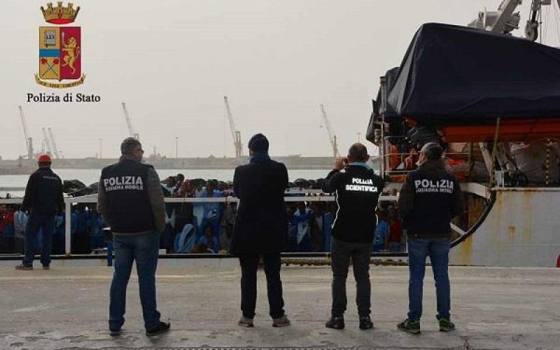 La Polizia ferma uno scafista per lo sbarco, di sabato, a Pozzallo