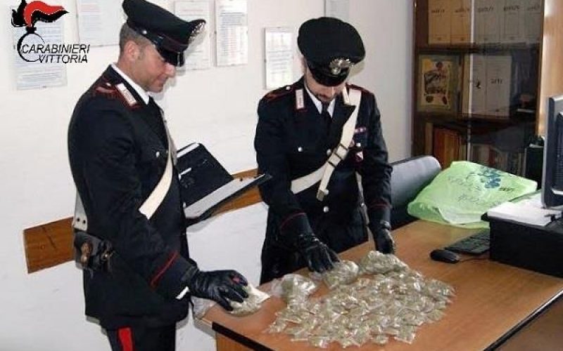 Carlentini, diciotto piante e settecento grammi di marijuana in casa, arrestato carlentinese Carlentini, diciotto piante e settecento grammi di marijuana in casa, arrestato carlentinese