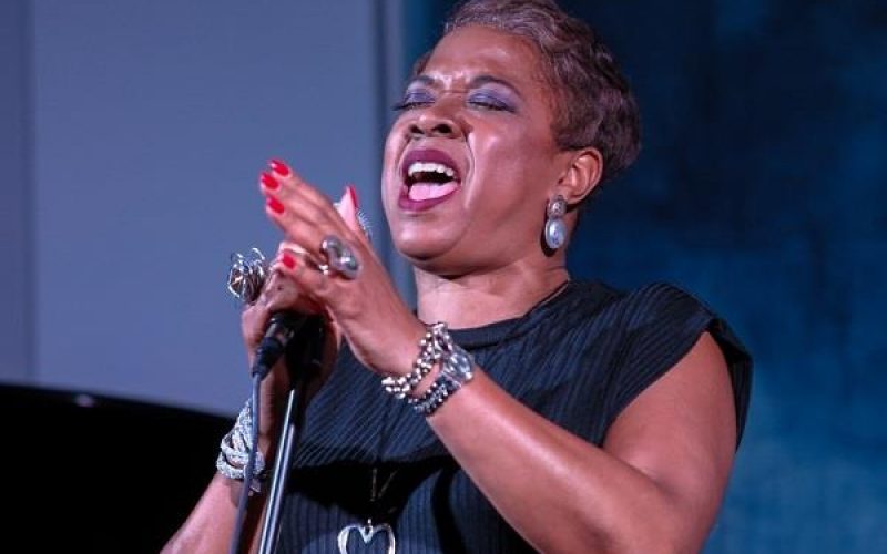 Joyce Elaine Yuille ammalia Scicli, con gli Urban Fabula sul palco delle QUAM