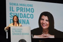 Anche Sonia Migliore apre la sua campagna elettorale circondata da una folla di amici e simpatizzanti