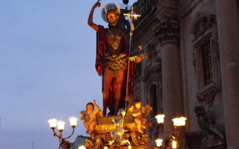 Il benvenuto della comunità di Ibla a San Giovanni Battista