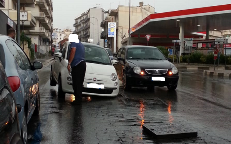 Gocce di pioggia e l’auto va in buca
