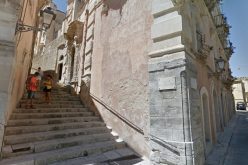 Le scale che collegano Ragusa a Ibla rappresentano una barriera architettonica: lo ammette l’associazione Sud Tourism