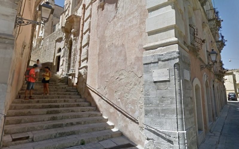 Le scale che collegano Ragusa a Ibla rappresentano una barriera architettonica: lo ammette l’associazione Sud Tourism