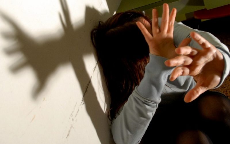 Modica, picchia la moglie e la figlia e minaccia i Carabinieri: in carcere un uomo di Grammichele