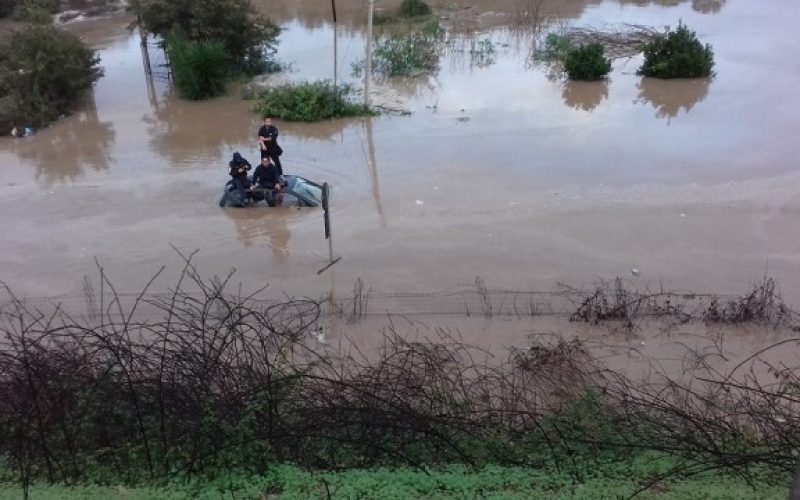 Auto sprofonda nel fango allo svincolo per Lentini, salvati con l’elicottero. VIDEO