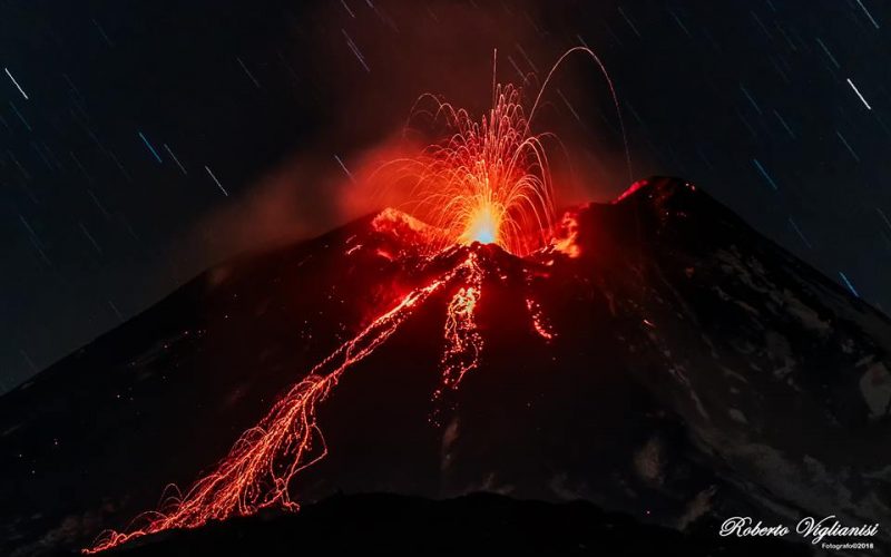 La FOTO. La straordinaria attività stromboliana dell’Etna
