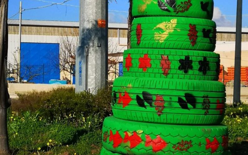 Acate: hanno danneggiato Pneus, l’albero di Natale fatto con gli pneumatici di scarto. FOTO