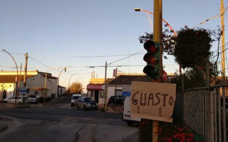Semaforo Guasto: i residenti di Sperlinga si sono organizzati con un cartello