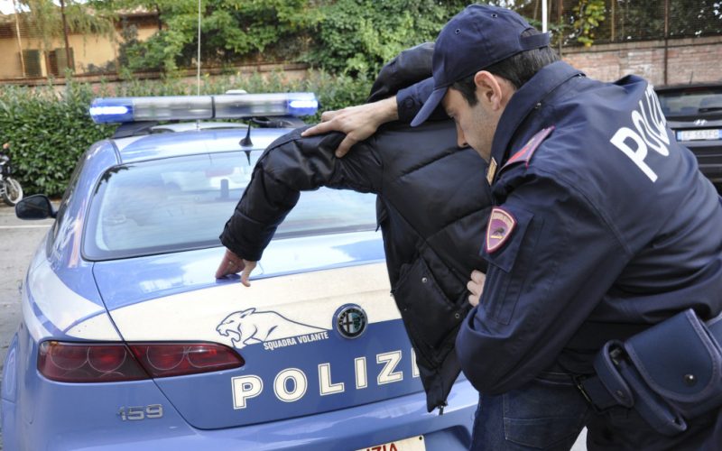 Furto e spaccio, arrestato modicano di 25 anni