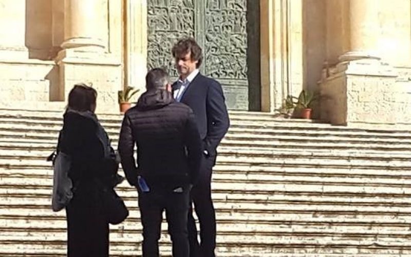 Il fascino di Alberto Angela su una scalinata, a Noto. Il conduttore domani a Modica