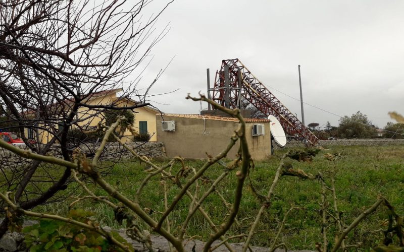 Traliccio crolla per il forte vento a Modica
