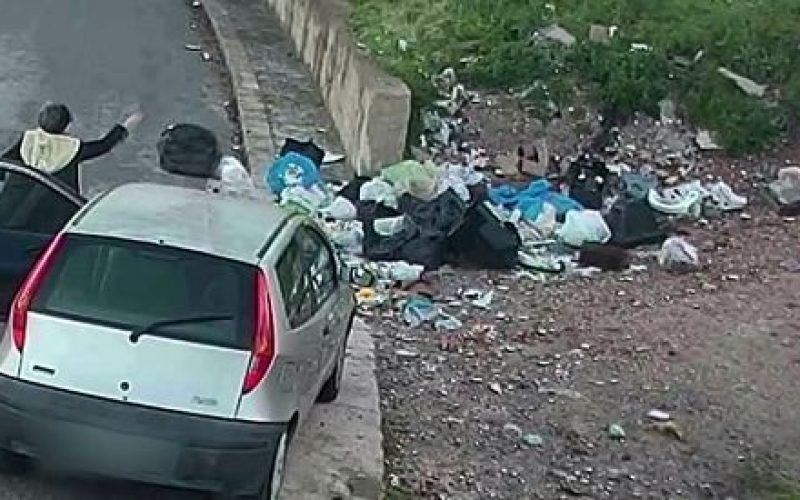 Vittoria: abbandona i rifiuti in strada, rumeno multato dalla polizia