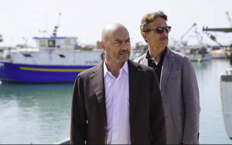 Aspettando Montalbano: stasera L’altro capo del filo, con l’omaggio a Perracchio e il tema dei migranti