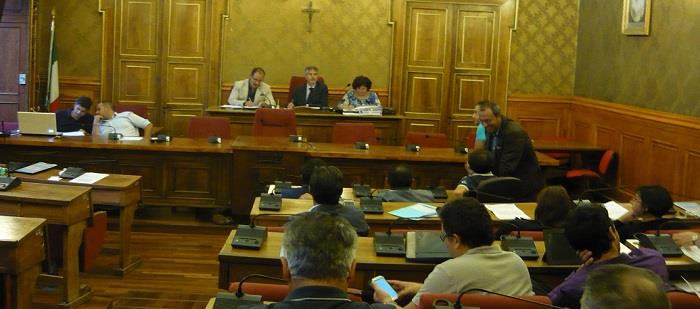 Ragusa: aria rilassata in Consiglio, più tesa fuori dall’aula