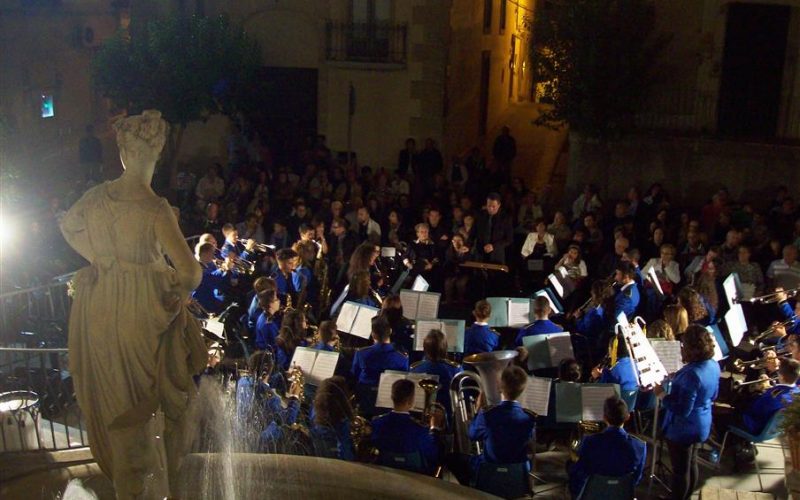 Chiaramonte, la banda “Scarlatti” in concerto: finale scintillante con giochi di luce e foto flash