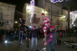 Chiaramonte: artisti di strada per la serata dei “Massari”. La compagnia Joculares si esibisce in piazza Duomo