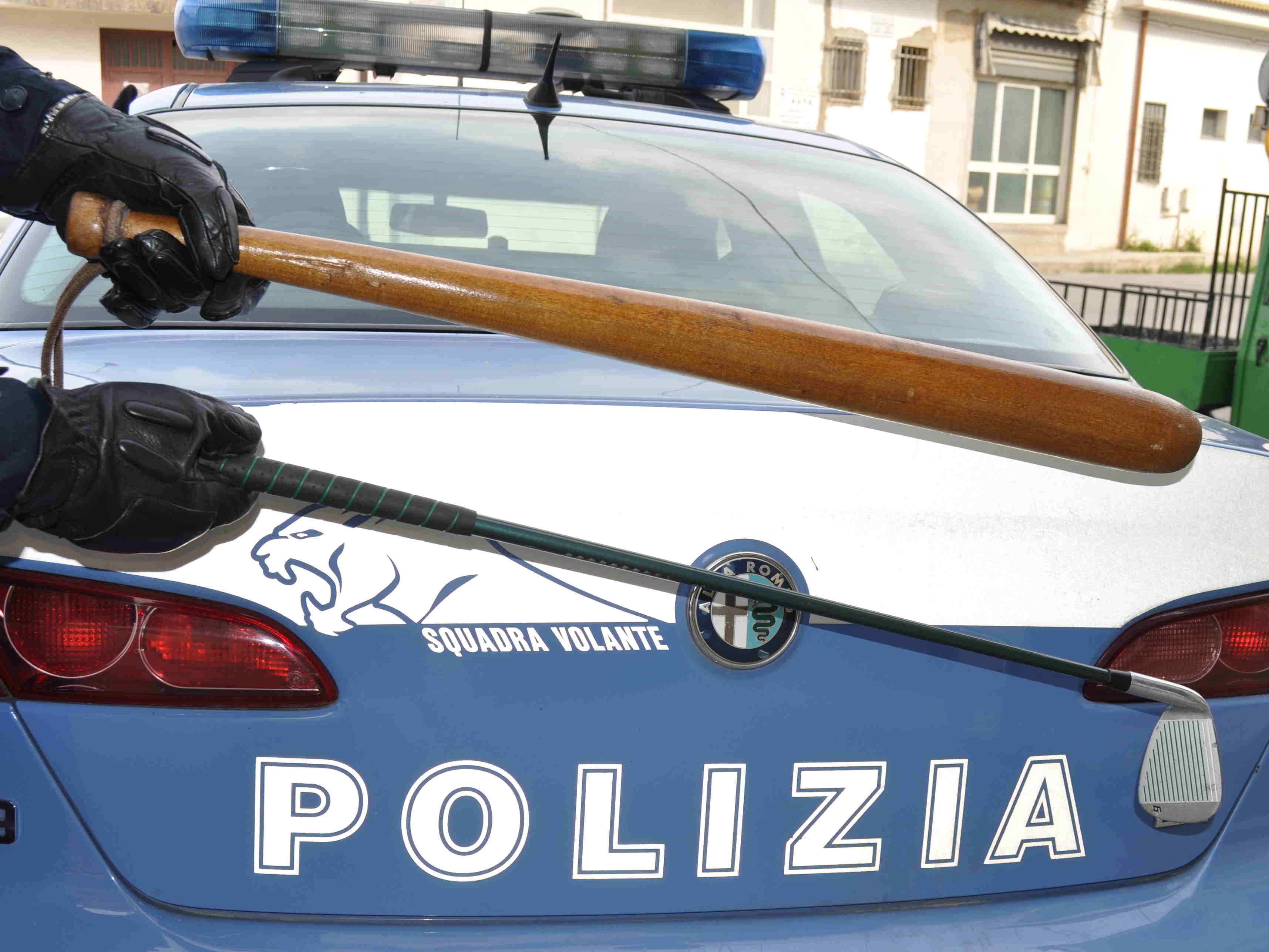 Polizia di Vittoria, controllo del territorio: mazze da golf e baseball usate come armi