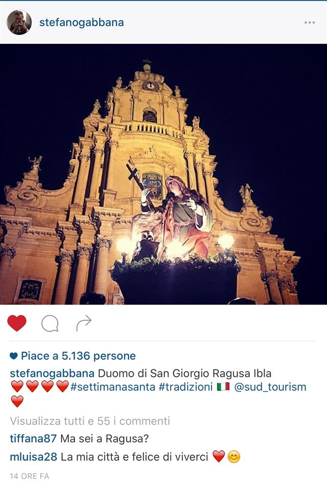 Lo stilista Stefano Gabbana posta uno scatto su Instagram dei riti della Settimana Santa di Ibla e riscuote un grande successo
