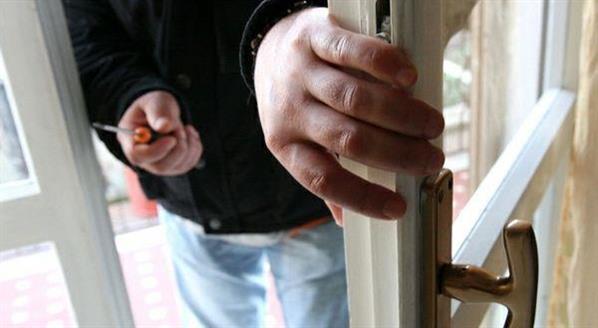 Colpo in banca a Giarratana, in due armati di taglierino portano via 15mila euro
