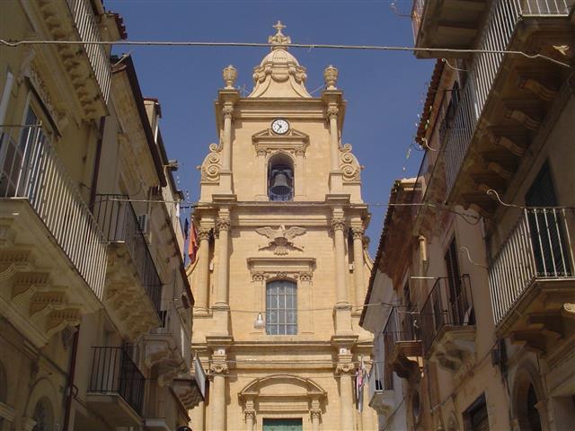 Le scippano la collanina, cade e si rompe un femore. A distanza di giorni muore. La vittima è una donna di 79 anni di Ragusa. L’episodio è accaduto nel quartiere Ecce Homo