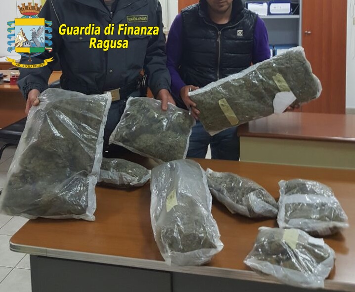 Arrestato polacco, stava imbarcando otto chili di marijuana sul catamarano per Pozzallo