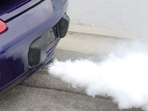 “Il fumo della sua auto ci intossica”, il guidatore reagisce alla critica prendendo a botte due centauri