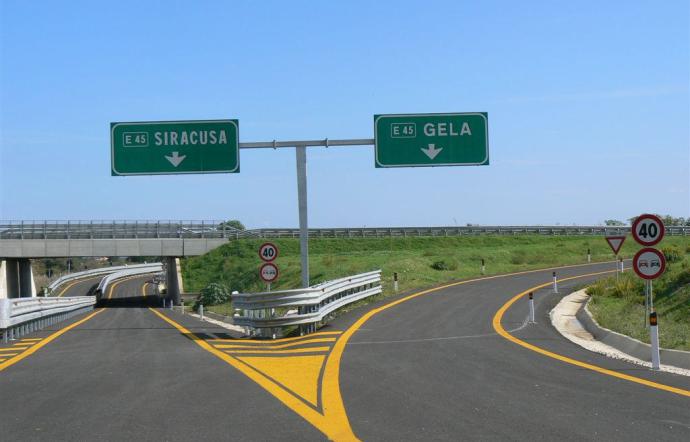 Manutenzione del verde sulla Siracusa-Gela, parzializzate le corsie di marcia
