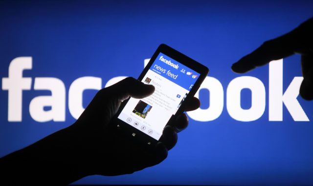 A smartphone user shows the Facebook application on his phone in the central Bosnian town of Zenica, in this photo illustration, May 2, 2013. Facebook Inc said July 24, 2013 that revenue in the second quarter was $1.813 billion, compared to $1.184 billion in the year ago period.  REUTERS/Dado Ruvic /Files (BOSNIA AND HERZEGOVINA - Tags: SOCIETY SCIENCE TECHNOLOGY BUSINESS)