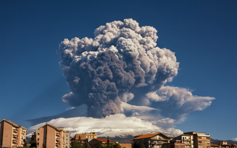 Etna in eruzione, chiuso lo spazio aereo dell’aeroporto di Catania, voli dirottati